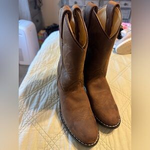 Boys authentic cowboy boots. Never worn size 2. Leather.